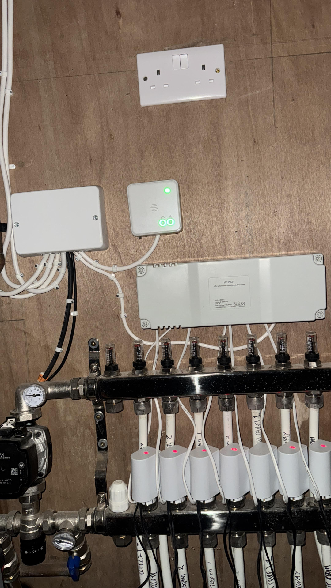 Underfloor heating manifold with zone actuators and wireless control receiver