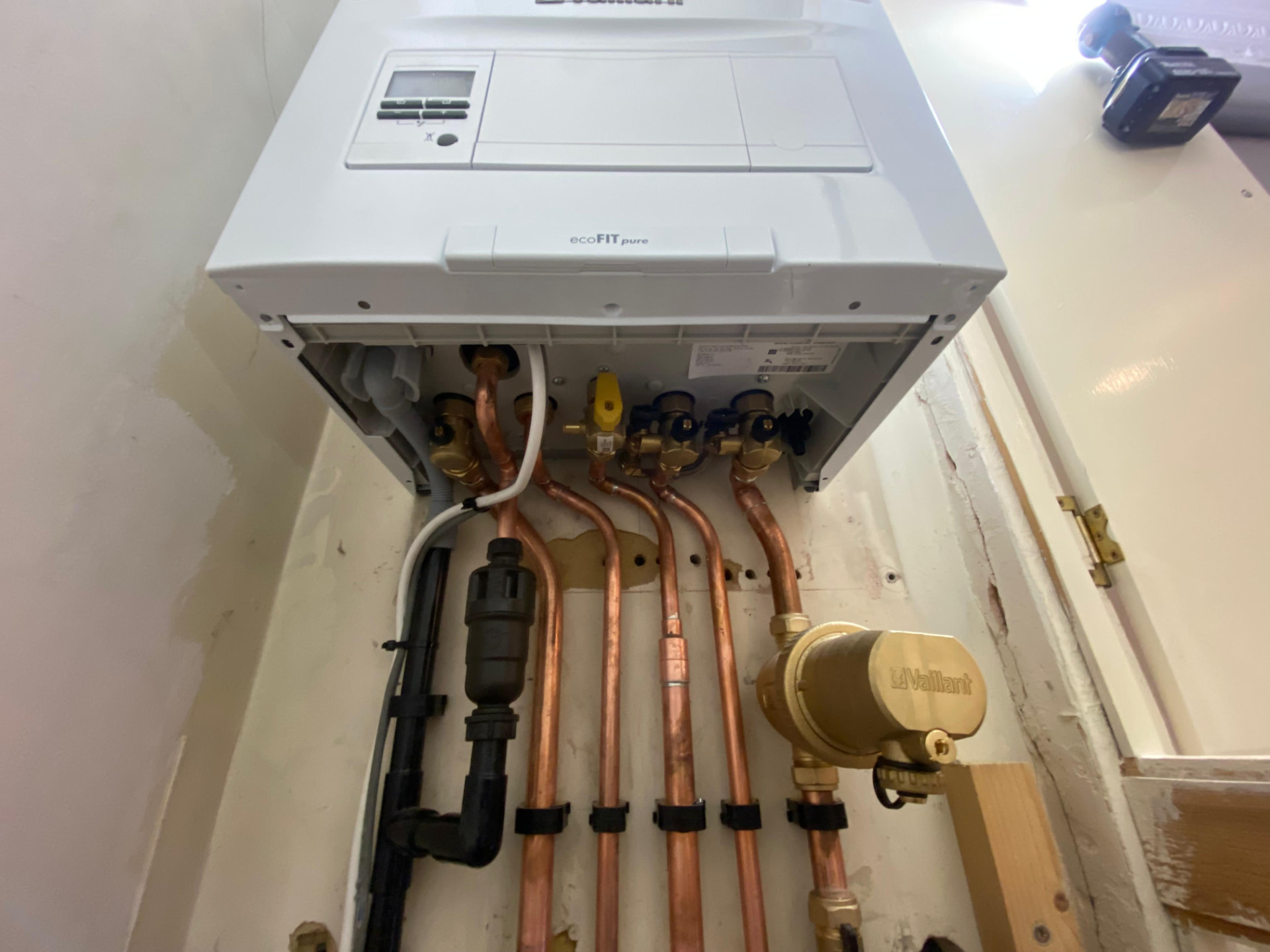 Vaillant ecoFIT boiler with neatly run copper pipework, filter and pump